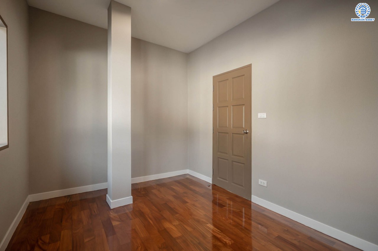 บ้านมือสองตกแต่งใหม่ ดีไซน์สวย โครงการ ซันไรซ์กรีน นวมินทร์ เนื้อที่ 75 ตร.ว. พื้นที่ใช้สอยมากถึง 338 ตร.ม. พร้อมฟังก์ชัน 4 ห้องนอน 4 ห้องน้ำ 1 ห้องแม่บ้าน จอดรถได้ 2 คัน รองรับทุกกิจกรรม บนทำเลเชื่อมต่อหลายเส้นทาง ใกล้รถไฟฟ้าสายสีชมพู "สถานีรามอินทรา" และจุดขึ้นทางด่วน "เอกมัย-รามอินทรา"